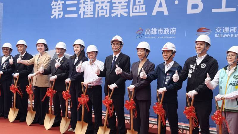 高雄市「左營高鐵科技之心商三A、B土地都市更新案」21日舉行動土典禮，高雄市長陳其邁（右5）等人出席。