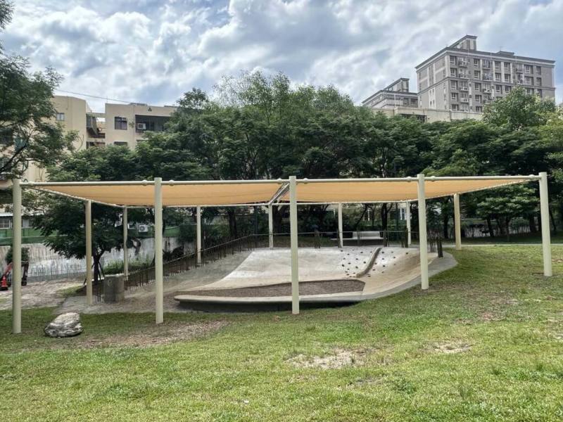 新竹市政府19日表示，樹林頭、長春、天公壇、香山及仙宮公園、左岸自行車道舊社段，6處公園綠地改善工程陸續完工，增設體健器材、分齡遊具、遮陽設施及座椅，提升休憩機能。（新竹市政府提供）
