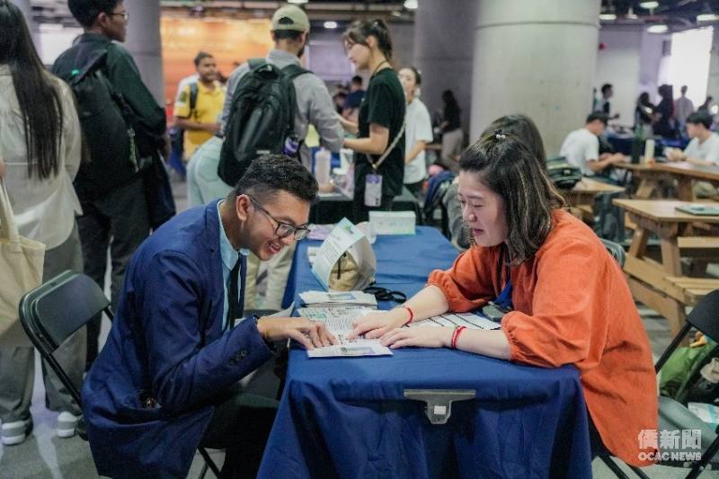 「2026年企業聘用僑生就業說明會」僑生參與就業媒合活動，現場與企業交流。