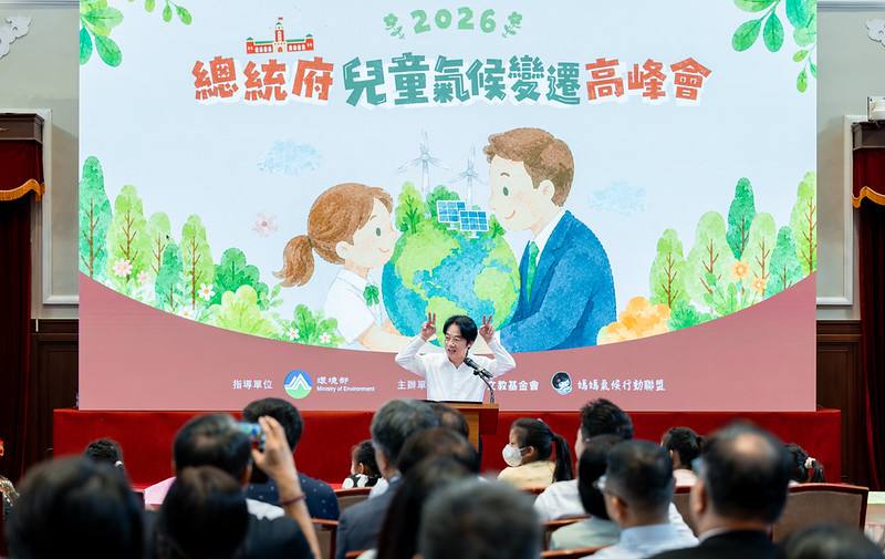 總統歡迎大小朋友從凱達格蘭大道一路玩進總統府