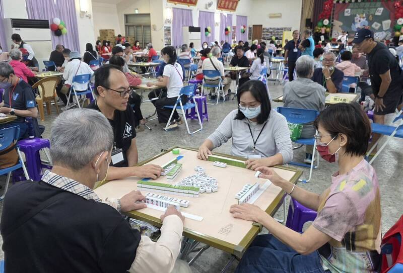 馬公市第3屆麻將大賽，160位高手19日起展開2天腦力激戰，競逐「雀王」、「雀后」與1萬元獎金，展現澎湖民眾的熱情與活，場面熱絡。