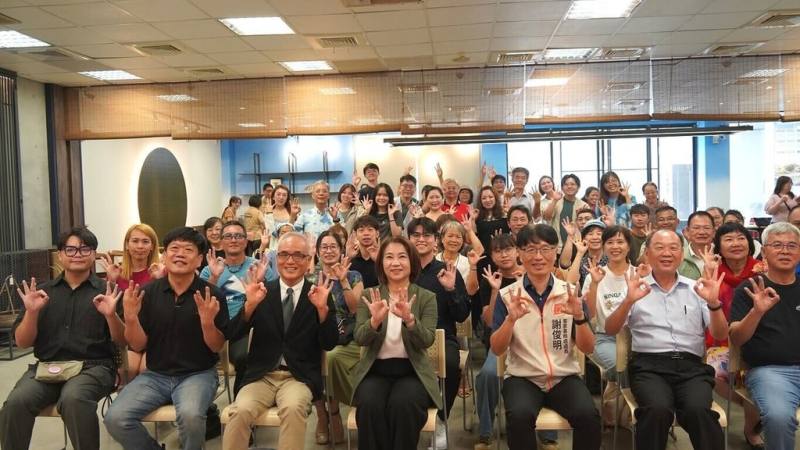 屏東客庄產業培力課程結訓典禮暨成果展21日在屏東客家文化中心登場，縣長周春米（前中）勉勵學員，將特色轉化成具辨識度與競爭力的客庄品牌。（屏東縣政府客家事務處提供）