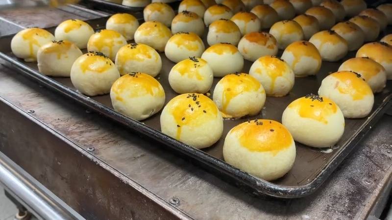 Mooncakes produced by inmates at Keelung Prison are placed on a large tray for sale on Monday. CNA photo Sept. 21, 2026