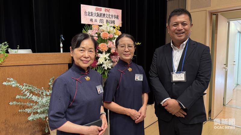 慈濟基金會日本分會執行長許麗香(左)、慈濟關西聯絡所組長陳靜慧(中)及劉拓(右)合影。