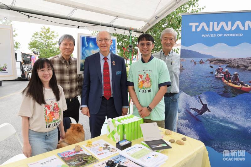 聯邦眾議員Bill Foster (中) 與花語社工作人員合影。