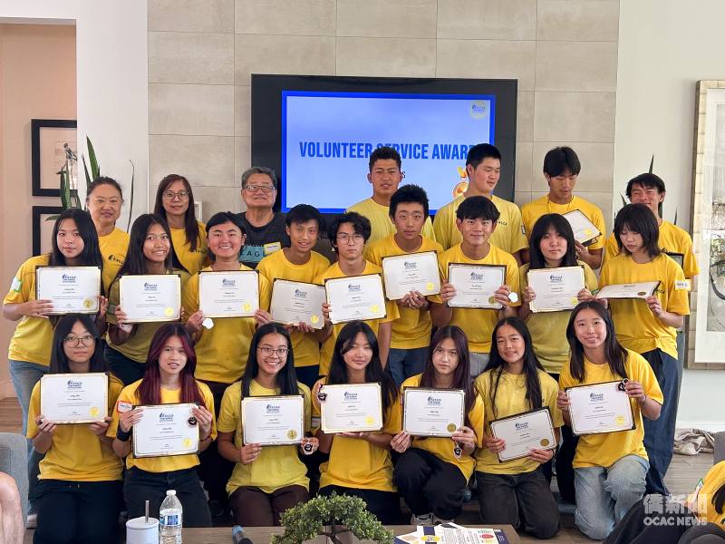 The Volunteer Awards were presented to members who completed more than 100 hours of volunteer service during the past year.  OCAC Council Member Steve Hsieh (row 3, left 3), FASCA mentors Irene Wang (row3, left 2), and Peggy Han (row 3, left1).
