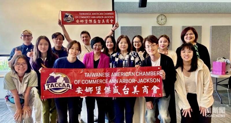 安娜堡傑盛台美商會（TACCAA）會長楊逸鴻（前排右3）、主講人律師Alice Pai（中）、密西根大學台灣學生會（TWSA）會長施宇芯（左3）、戴少緯（右2）及韋恩州立大學（WSU）教授謝莉（後排右一）等貴賓與部分現場同學合影。