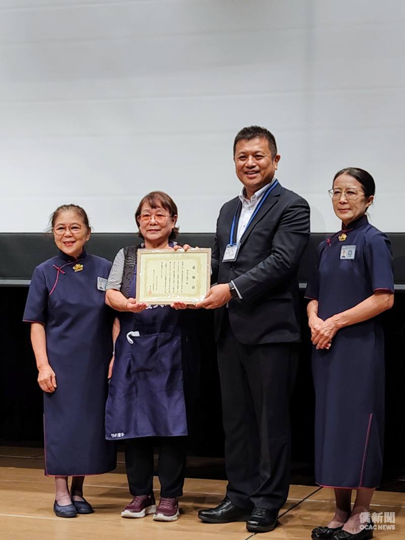 駐大阪辦事處副處長劉拓(右2)代表頒發感謝狀。