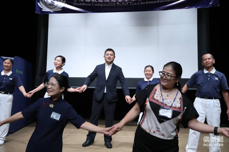 來賓及慈濟志工同歡。