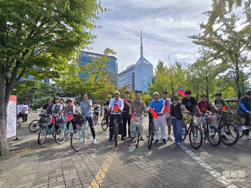 駐韓國代表處代表丘高偉(中)感謝僑界熱情為國家生日慶典注入滿滿活力