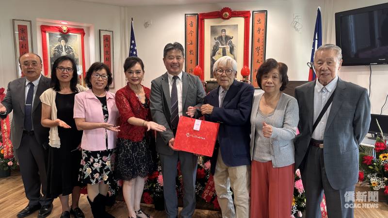 駐洛杉磯辦事處副處長張皓鈞(右4)與羅省林西河堂主席林偉權(右3)副主席林慧懿(左4)合影