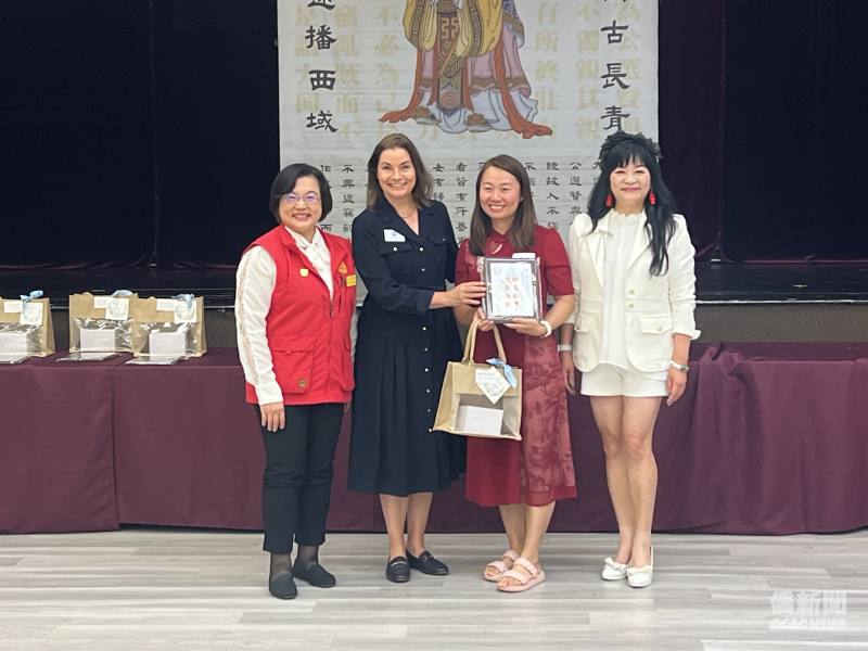 Kitty Moore(左二)重視華語文教育。受邀參加表揚北加州優良教師活動擔任頒獎人。