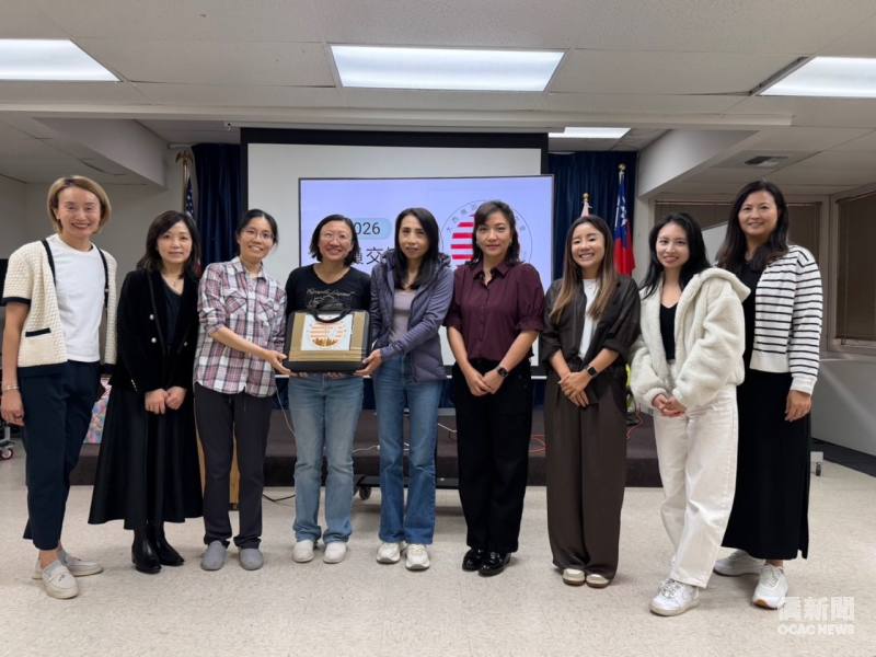 大西雅圖臺灣婦女會舉行新舊任幹部交接典禮，象徵會務經驗與服務精神薪火相傳。