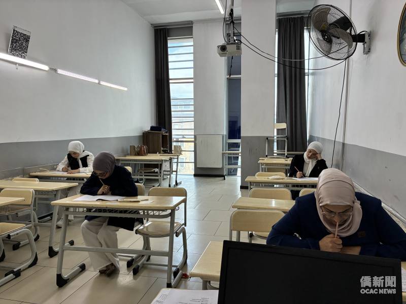 考生於考場內專心作答，現場秩序良好，2026年伊斯坦堡華語文能力測驗順利進行。