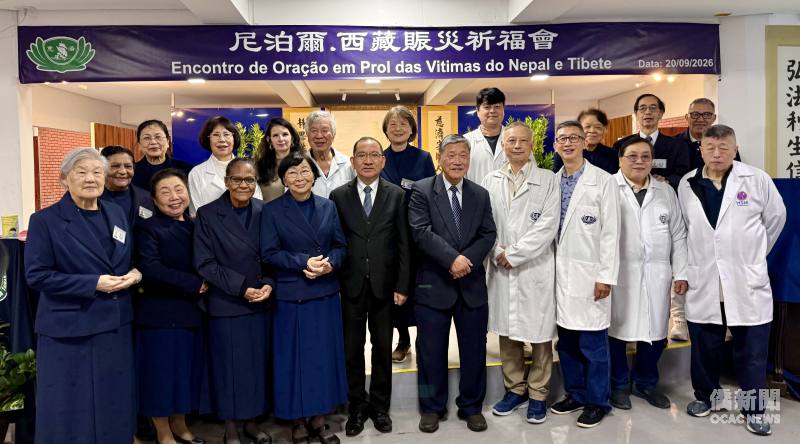 中心主任尤正才（左5）、巴西慈濟聯絡所負責人林合省（右5）和醫療人員、慈濟幹部合影