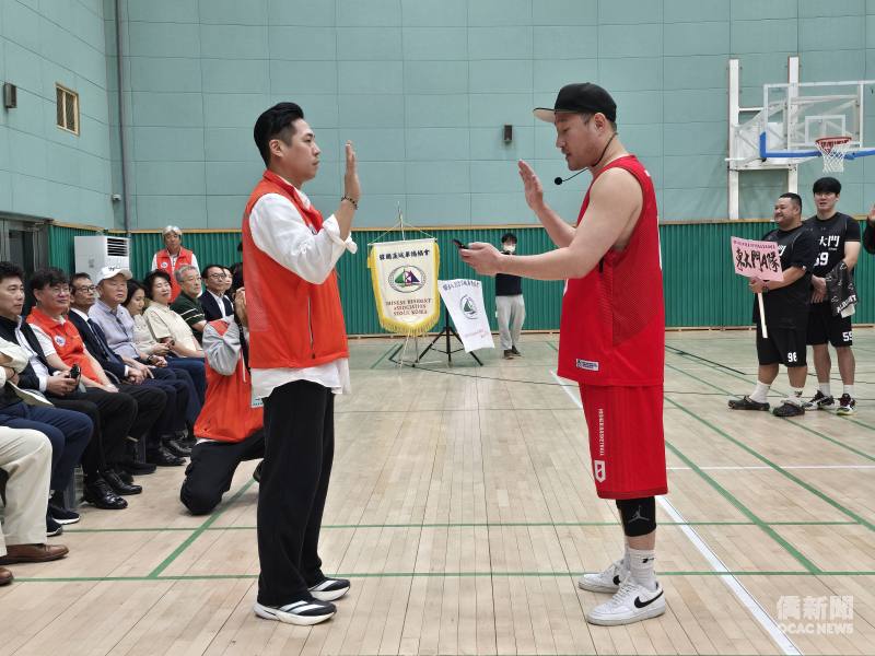 國慶盃籃球錦主委李厚毅聆聽選手代表宣誓，為賽事揭開序幕