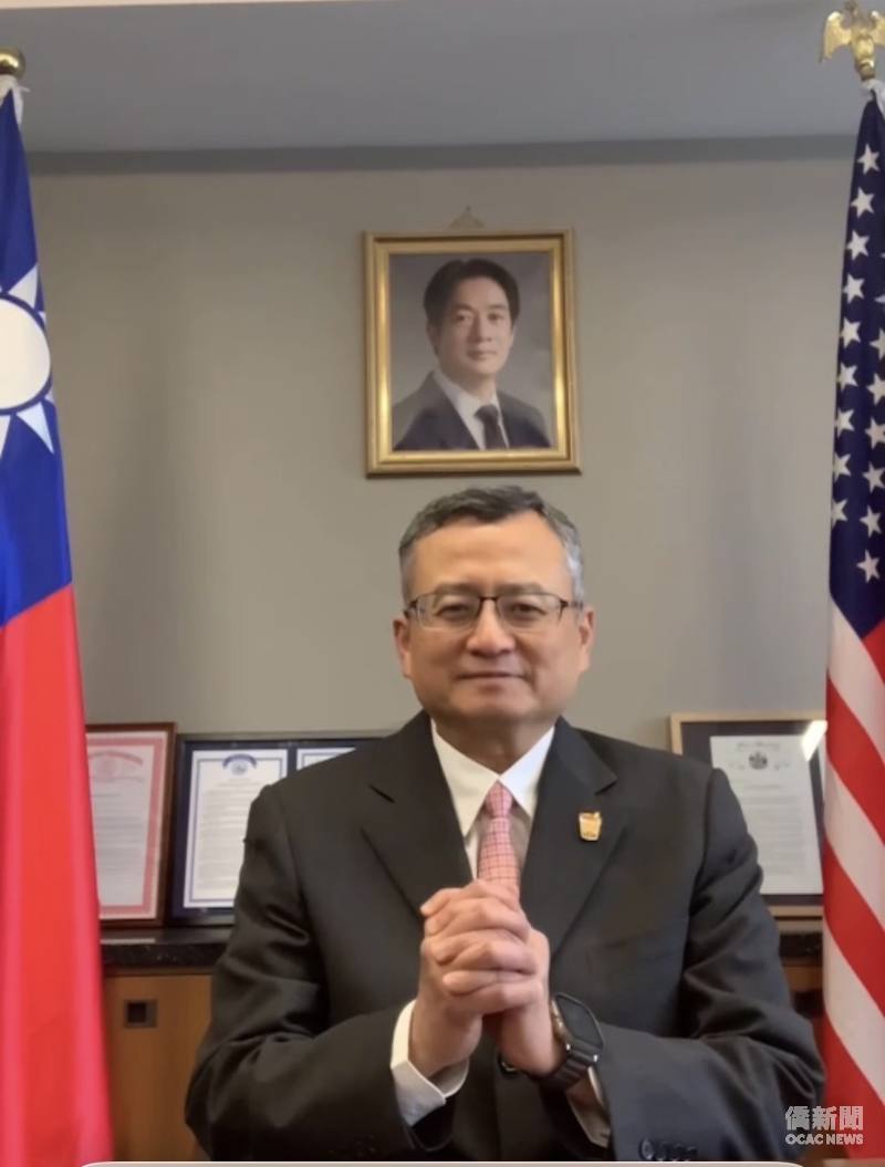 駐芝加哥辦事處處長類延峰錄影祝賀中秋佳節闔家團圓。