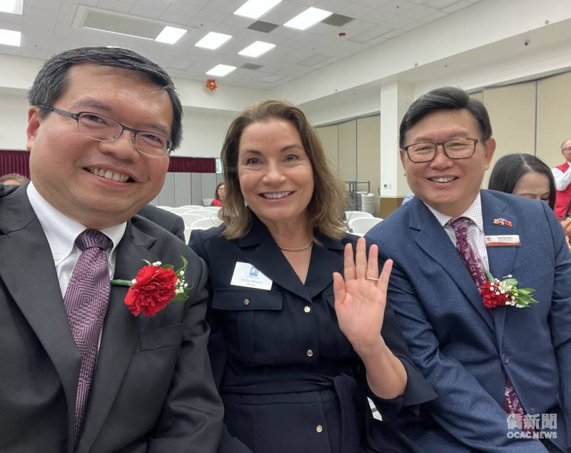 Cupertino市長Kitty Moore(中)、矽谷中文學校校長寇惠風（右）與金山灣區文教中心主任王偉讚（左）合影