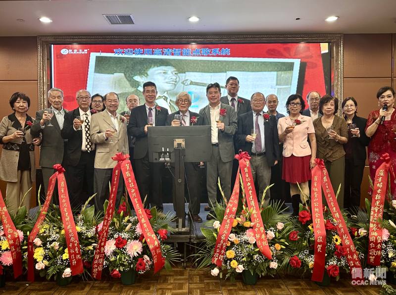 張皓鈞與林西河堂、羅省中華會館暨所屬僑團共同上台祝酒