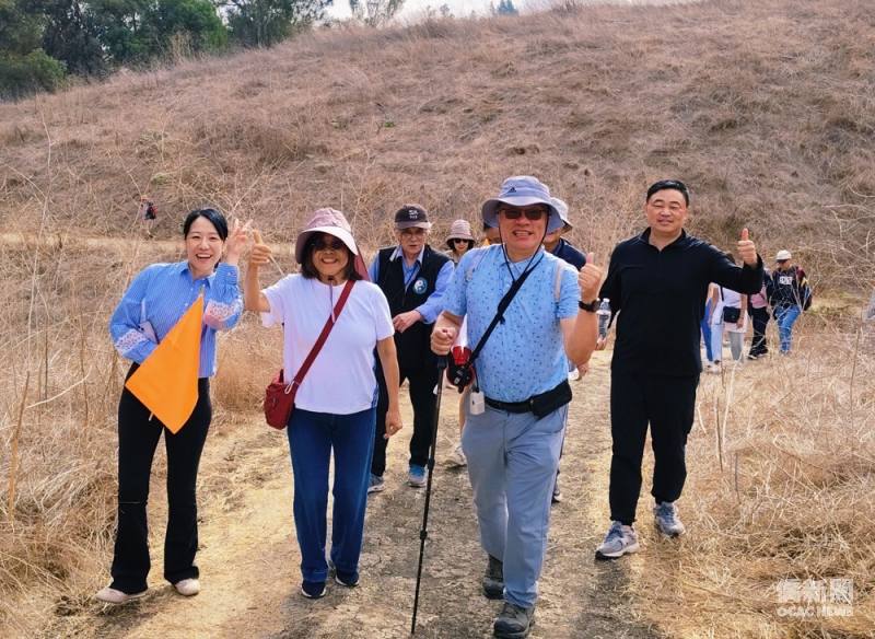 北美華人會計師協會會長葉俊麟（右二）帶領協會成員登山健走，黃楷茗（左一）鼓勵成員們多多參加健走活動，有益身心。