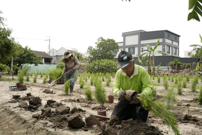 花蓮縣光復鄉2025年9月發生馬太鞍溪堰塞湖溢流，民間團體土地工工啟動農業重建計畫，宣布攜手裕隆集團、臺北市東區扶輪社、TSCA臺灣永續傳播協會等，支持居民重返土地、恢復農業生產。（土地工工提供）