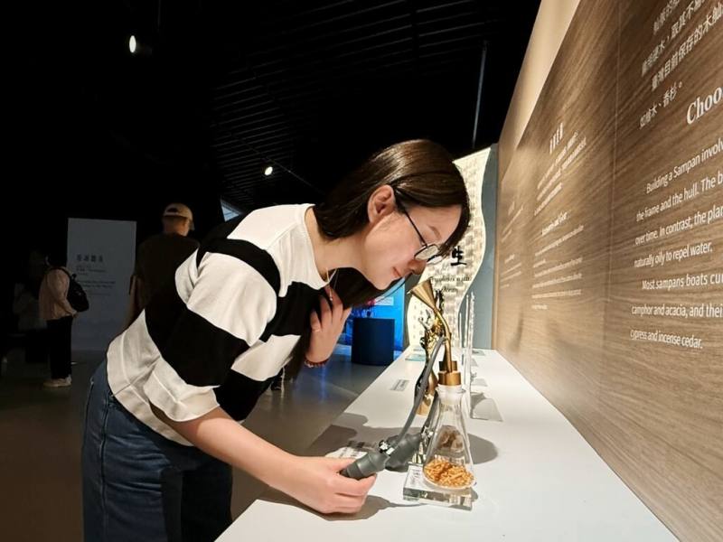十三行博物館「阮ê海海人生」聚焦台灣與韓國海女文化，展場中融合嗅聞木材香氣等感官互動，打造知識與趣味兼具的觀展體驗。（十三行博物館提供）