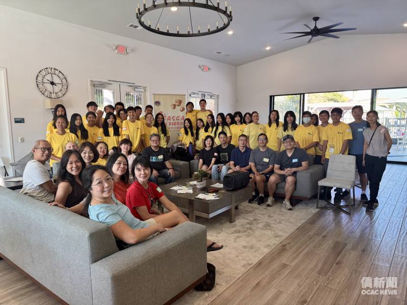 Group picture - FASCA mentor Peggy Han (middle couch, left 2), Director of Culture Center of T.E.C.O. in Los Angeles (Santa Ana) Betty Hsiao (middle couch, left 3), OCAC Council Member Steve Hsieh (middle couch, right 1)