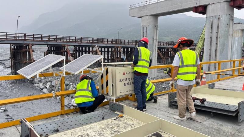 花蓮馬太鞍溪堰塞湖洪災將滿1週年，雖堰塞湖已消失，但仍有2億多立方的土砂堆積上游河道，國立成功大學防災中心22日在馬太鞍鋼便橋安裝「高泥沙濃度自動化監測系統」，將透過長期觀測取得數據。（成功大學提供）