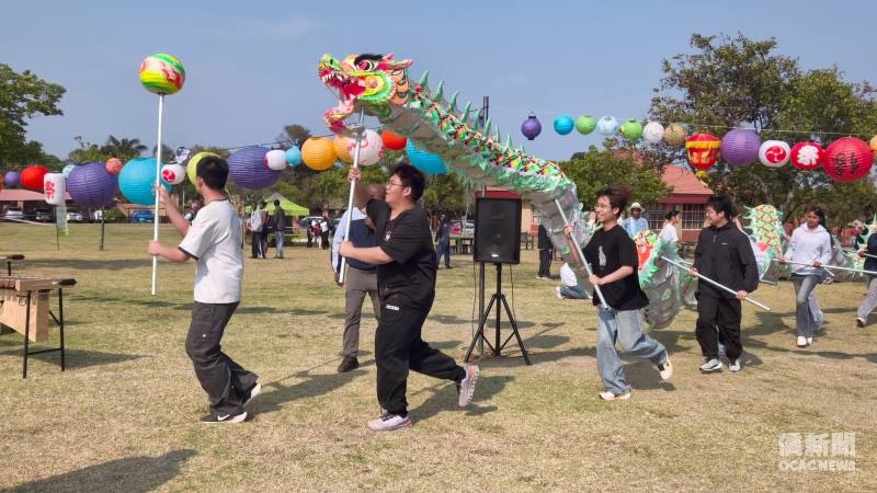斐京華僑公學學生在中秋節慶祝暨校園參觀日舞動祥龍，穿梭於繽紛燈籠之間，以默契與活力展現華人傳統文化特色。