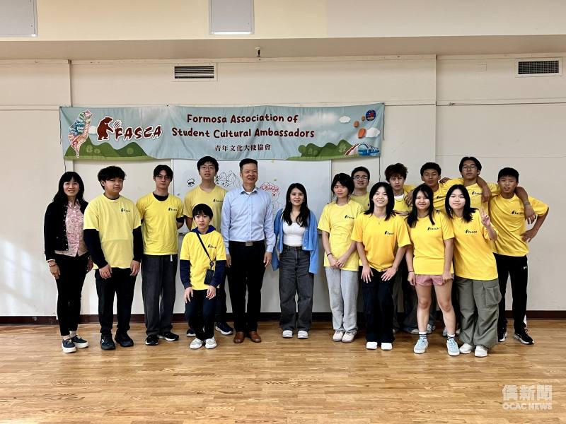 「Boba Swing」搖擺舞團創辦人李佳蓉(左6)，指導學員的雙十國慶表演活動；波士頓文教中心主任康雅雄(左7)也到場勉勵學員，希望有好表現