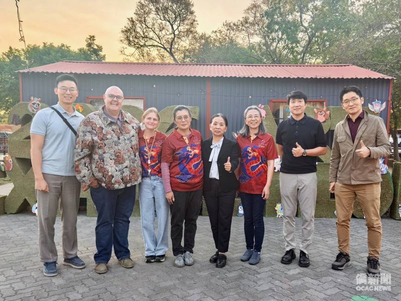 南非斐京華僑公學藝術文化節來賓與教職員合影，左起為：外交秘書王瑞其、斐京華僑公學校長Zain Strydom、創意與視覺藝術教師Gabriella Sale、執行長蕭千芬、移民秘書黃英貴、副校長暨中文部主任劉玉華、僑務秘書李永盛及警務秘書呂崇維。
