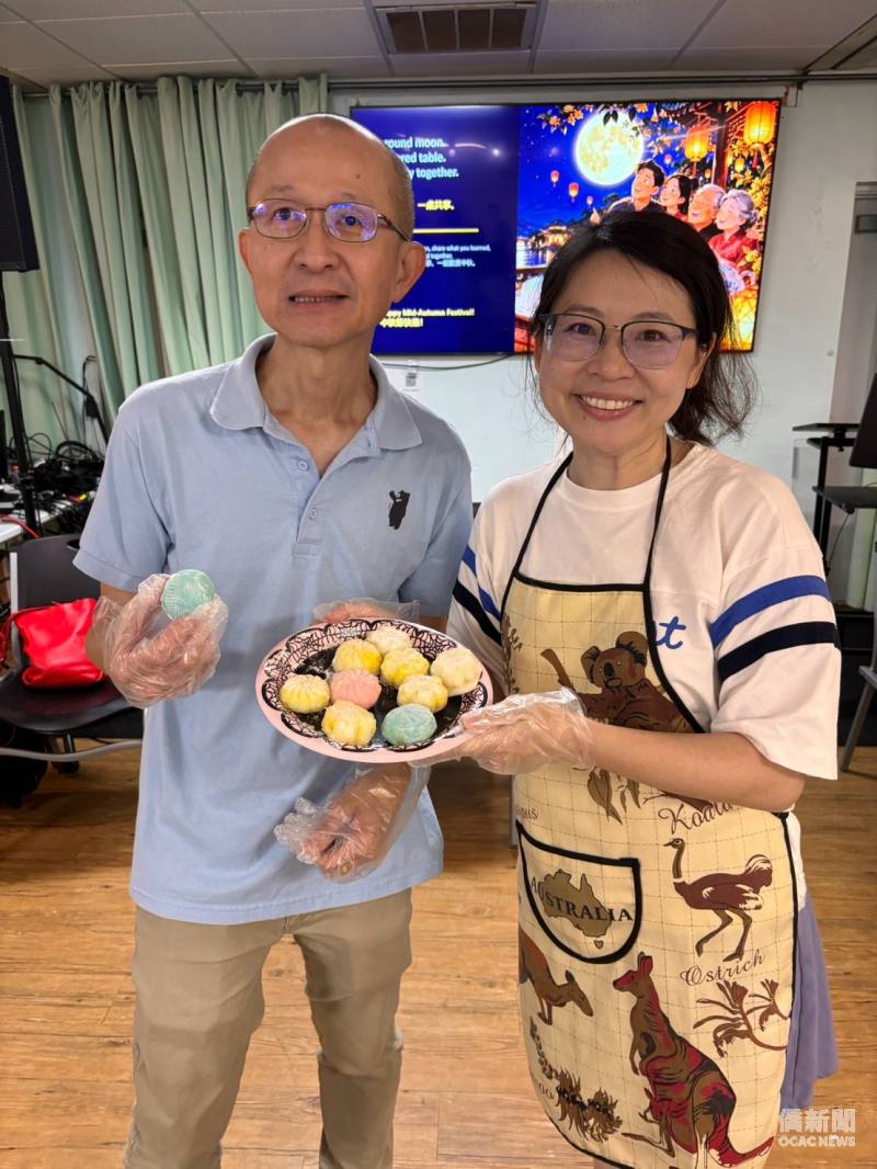 天柏中文學校暨臺灣華語文學習中心（TCML）校長鄧敏宏（左）與講師錢楠（右）合影。