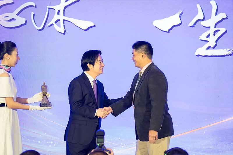 總統親自頒發師鐸獎予獲獎老師