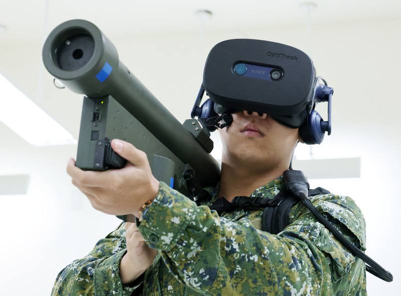 陸軍砲兵訓練指揮部22日在湯山營區辦理「海馬士及短程防空武器裝備陳展」活動，安排人攜式刺針飛彈系統模擬器介紹。