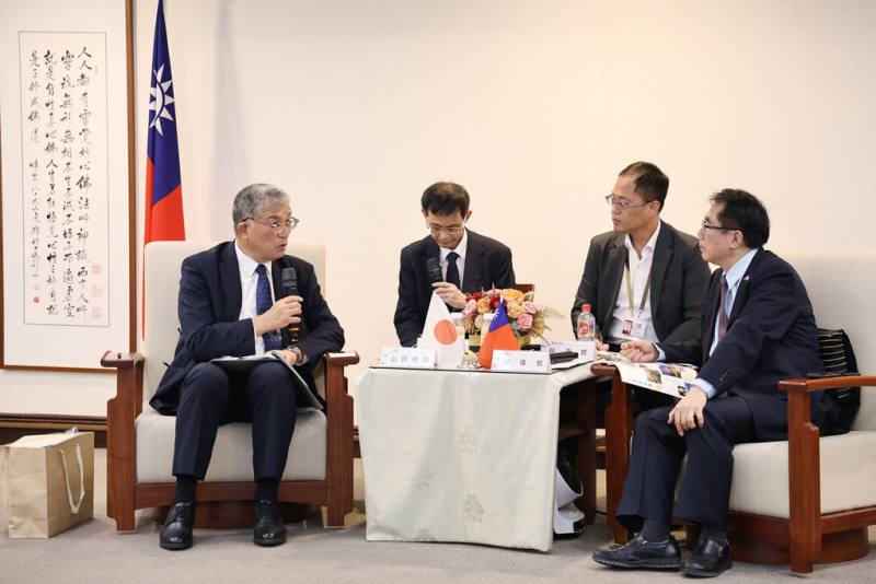 日本石川縣加賀市長山田利明（左）22日拜會台南市長黃偉哲（右），雙方針對觀光、教育、體育、文化等議題交流。（台南市政府提供）