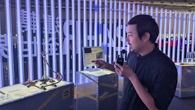 2026台灣設計展22日開放媒體預覽，主題展「24HR 運轉全世界」策展人謝易成（圖）介紹出產101大樓避雷針的恆豐環球股份有限公司。