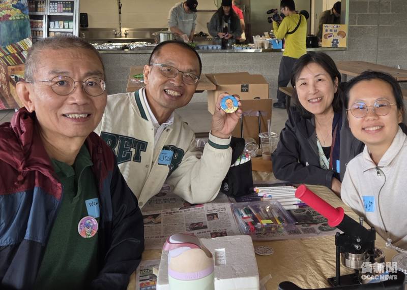 負責製作藝術胸針的陳曼玲（右二）、劉君爰（右一）及造訪文化攤位的鄉親合影。