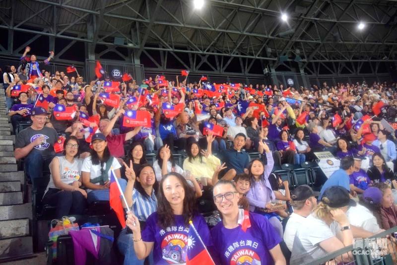 參與鄉親高舉我國國旗