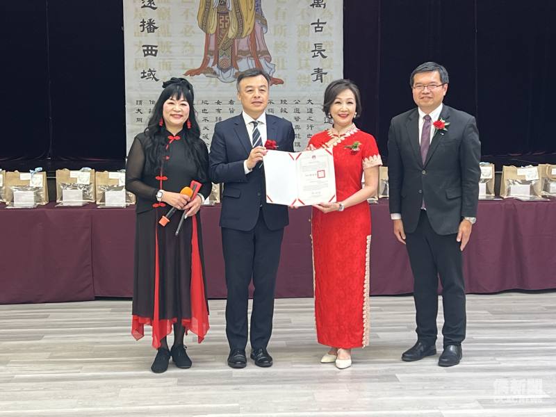 頒發賀狀。(左起)廖琇菁、伍志翔、全美中文學校聯合總會總會長李娜亞、王偉讚。