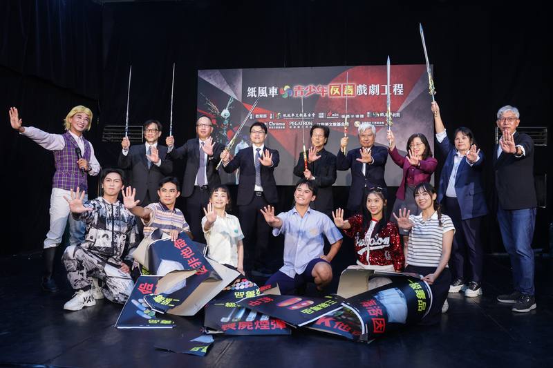 紙風車文教基金會22日在台北舉行反毒宣誓記者會，董事吳靜吉（後中）、董事長陳進財（後右4）、執行長張敏宜（後右2）、團長任建誠（後右）與教育部常務次長朱俊彰（後左4）、致茂電子ESG辦公室副執行長莊陽君（後左3）、和碩聯合科技人資長左敬業（後左2）、兆豐銀行副總經理李靜怡（後右3）等人出席。