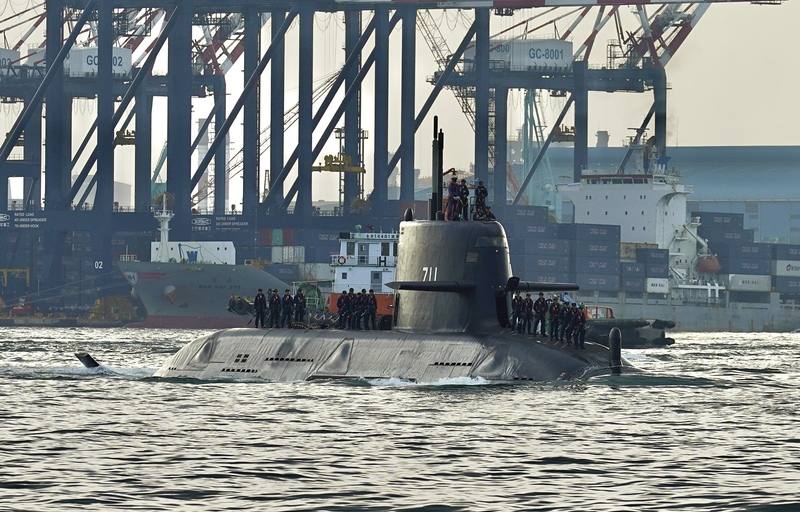 舷號為「711」的潛艦國造原型艦「海鯤號」23日上午駛出高雄港，進行第22次出海測試、同時也是第16次潛航測試。