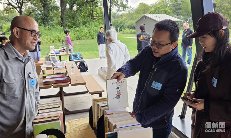 臺灣線上圖書館館長蔡玉茂（左）和與會鄉親交流。