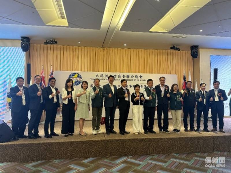 委員長徐佳青(右7)、總會長張世杰(右8)、世總總會長熊強生(右5)與出席貴賓合影