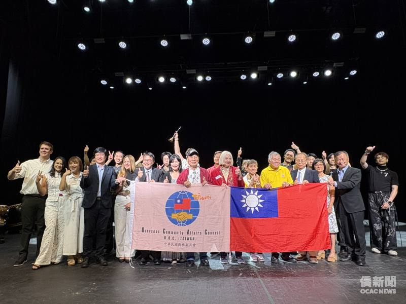 文化訪問團團長邱太三(前排右1)、駐邁阿密辦事處處長周啟宇(前排左6)、駐邁阿密辦事處僑務秘書杜戎珄(前排左4)、前佛州參議員Linda Stewart(前排右6)、大羅德岱堡國際姊妹市協會主席 Russell Weaver(前排左1)、僑務諮詢委員楊喬生(前排右7)、中研院士吳詩聰(前排右3)、大奧蘭多臺灣同鄉會會長簡雅嵐(前排左7)、安良工商會總理關永發(前排右4)等來賓與十鼓擊樂團演出成功後合影