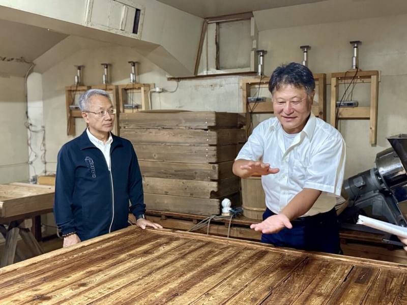 產自宜蘭壯圍、重約3公噸的「台南21號」酒米，今年9月運抵日本新潟，後續將試釀成微氣泡清酒，預計12月中旬完成。宜蘭縣代理縣長林茂盛（左）21日率團前往新潟參訪釀造進度，並考察後續可能的展售通路。（宜蘭縣政府提供）