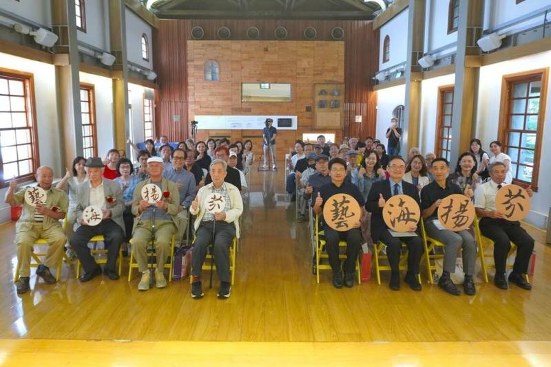 國立新竹生活美學館22日舉辦「藝海揚芬－百年公會堂人物影像民族誌影像暨刊物發表會」第2場，出席貴賓合影宣告紀錄片即日上架官網。圖前排左起為紀錄片主角藝術家吳炫三、音樂家陳澄雄、藝術家廖修平。（新竹生美館提供）