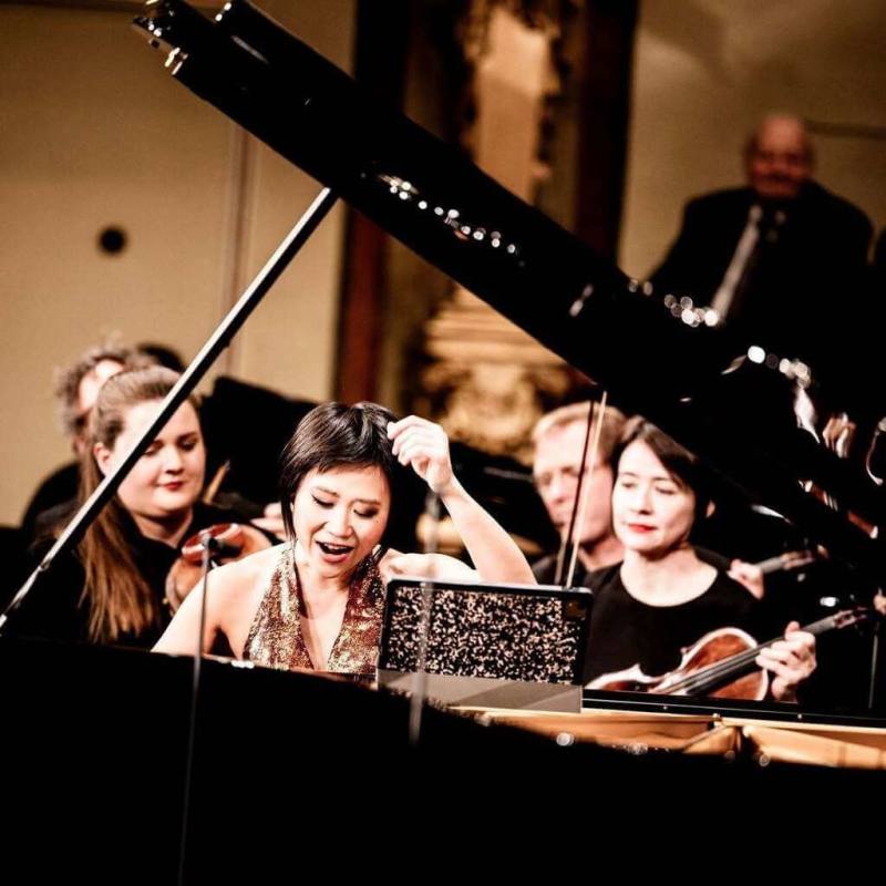 鋼琴家王羽佳（前中）與馬勒室內樂團（Mahler Chamber Orchestra）11月將來台，在北中南舉行音樂會，這次王羽佳不只彈琴，也將擔任指揮。（牛耳藝術提供）