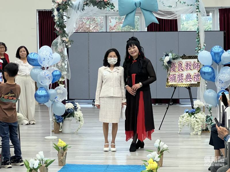北加州中文學校聯合會會長廖琇菁(右)與「2026年中華民國第七屆海外師鐸獎」獲獎老師陳碧玉(左)合影。
