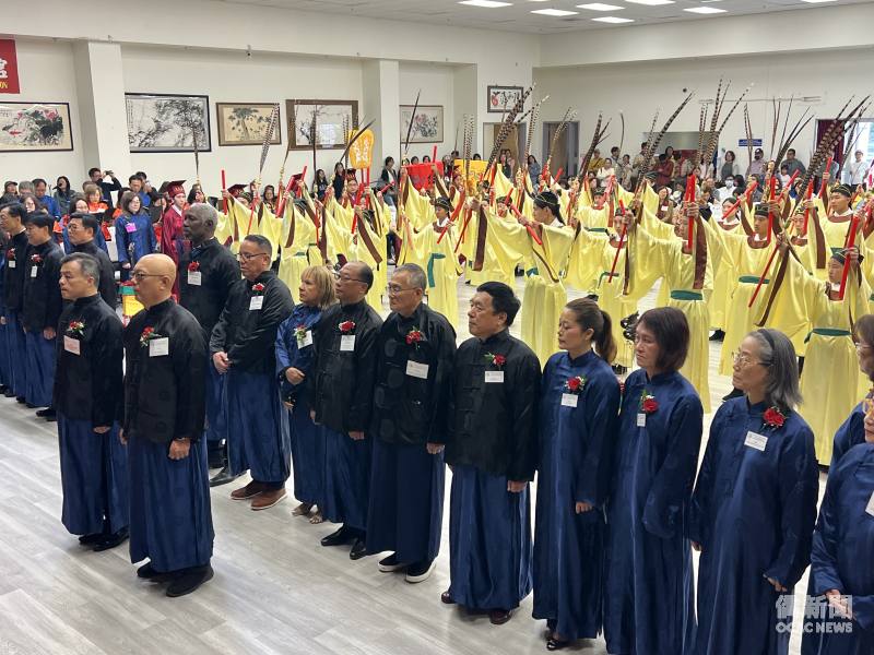 釋奠儀式中，36位佾生身著黃色傳統佾舞服飾在莊嚴的祭孔樂聲中演出六佾舞。