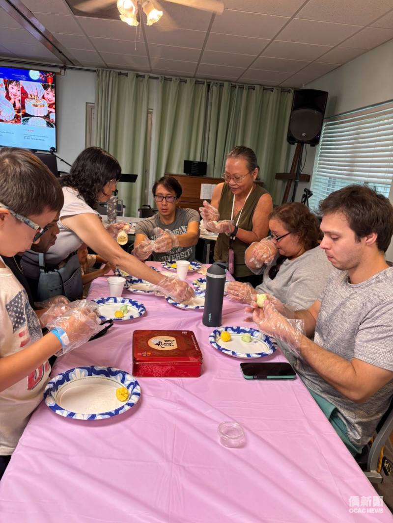 TCML學員認真遵照示範教學，製作Q彈冰皮月餅。